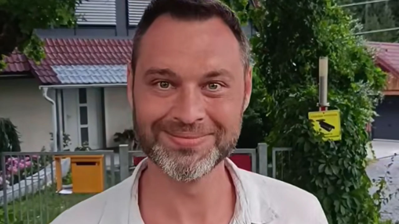 Miha Kordiš pred domom predsednika vlade Janeza Janše odložil politični letak v poštni nabiralnik