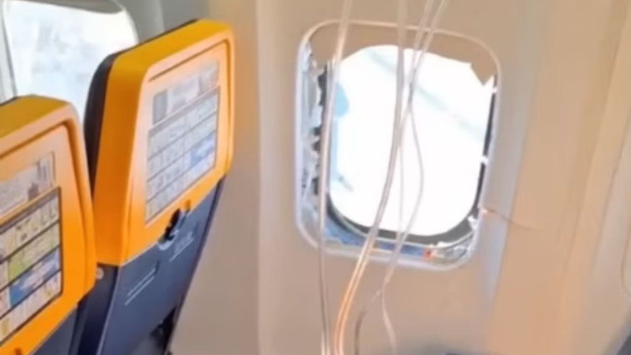 Poškodovano okno na letalu Ryanaira po incidentu med letom iz Soluna proti Nemčiji
