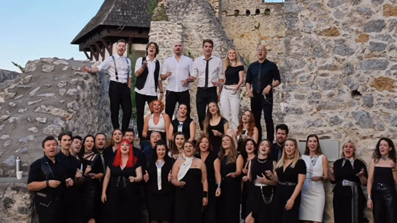 Perpetuum Jazzile med izvedbo pesmi Pismo moja na Celjskem gradu