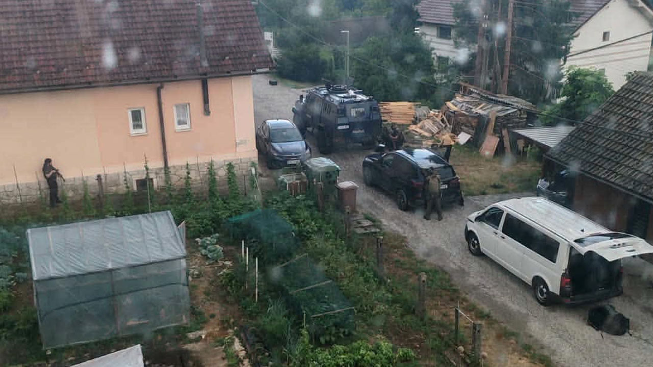 Obsežna policijska akcija za roparjem na območju Črnomlja