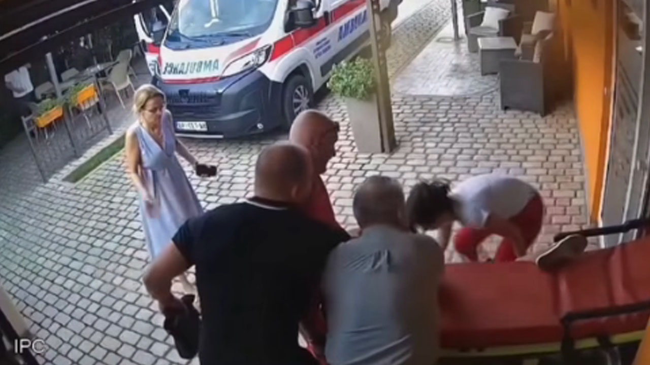 Pacientka padla z nosila, pozneje izgubila življenje v bolnišnici