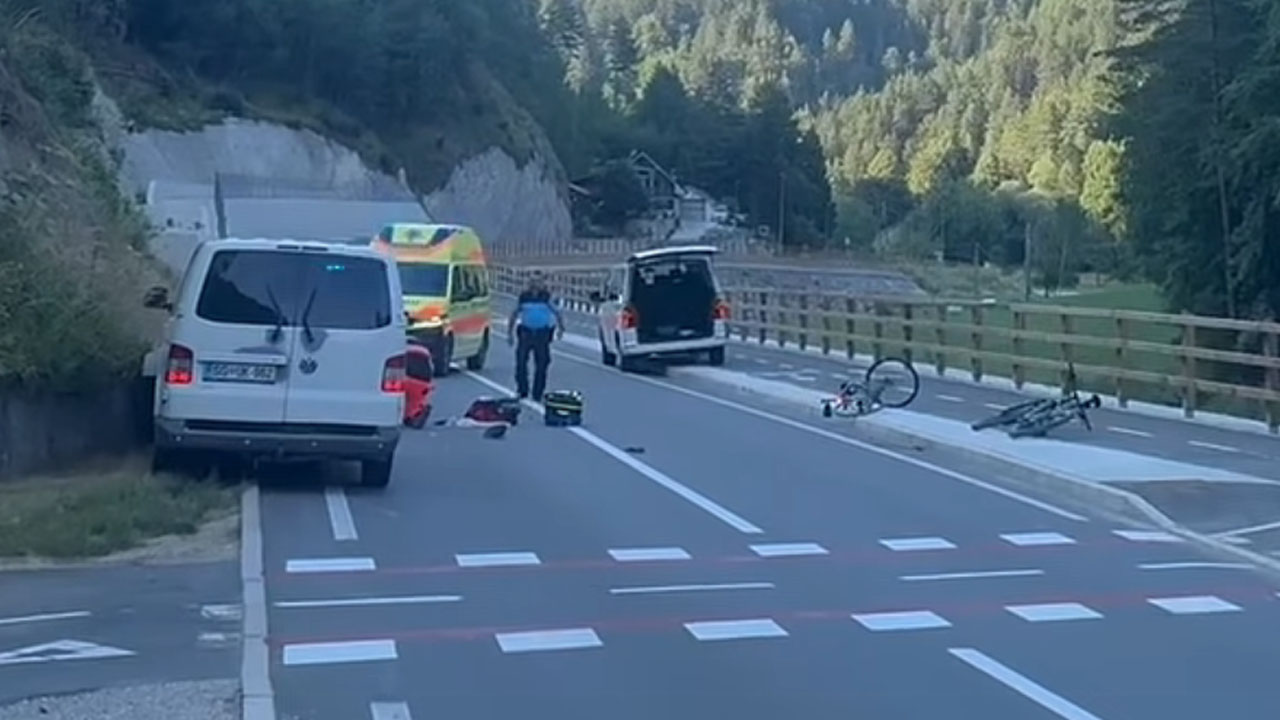 Prizorišče prometne nesreče v Mežici, kjer je helikopter odpeljal poškodovanega kolesarja v UKC Maribor