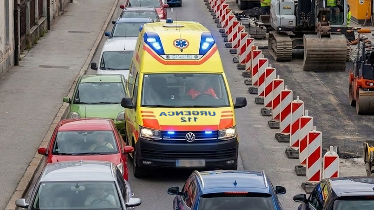 Reševalno vozilo med intervencijo obtičalo v delovni zapori