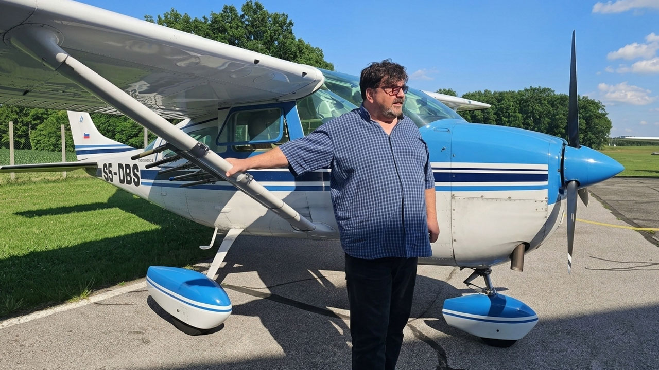 Pilot Darko Kralj na športnem letališču v Skokah ob letalu Letalske obrambe proti toči