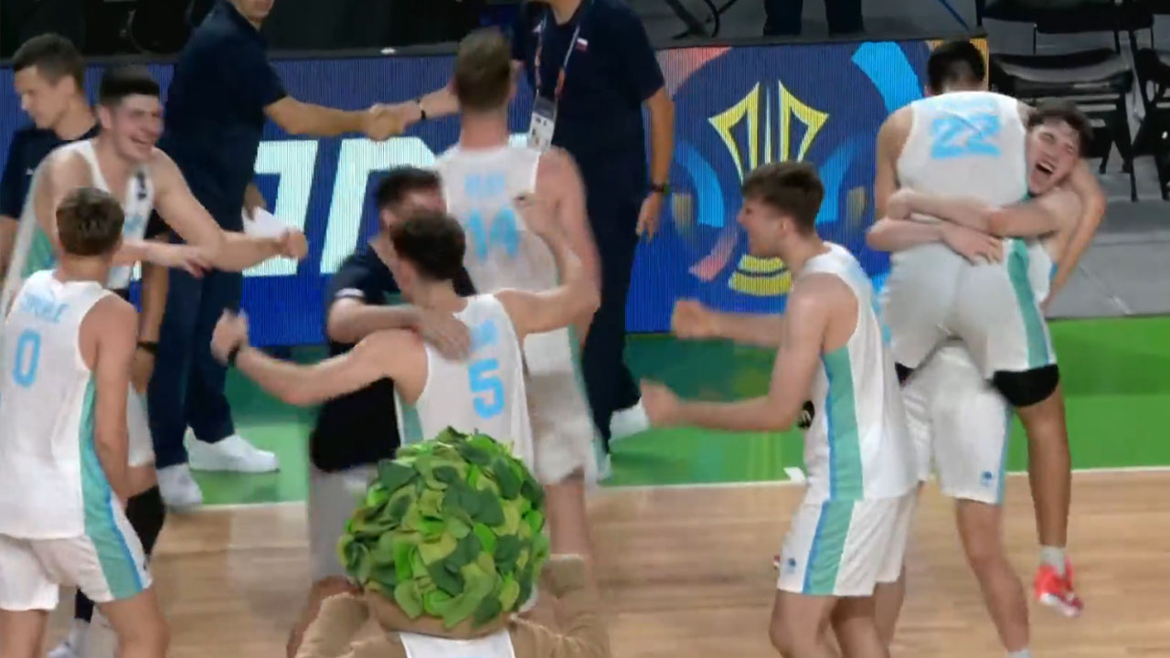 Slovenski košarkarji do 20 let po zmagi nad Srbijo slavijo naslov evropskih prvakov v Stožicah