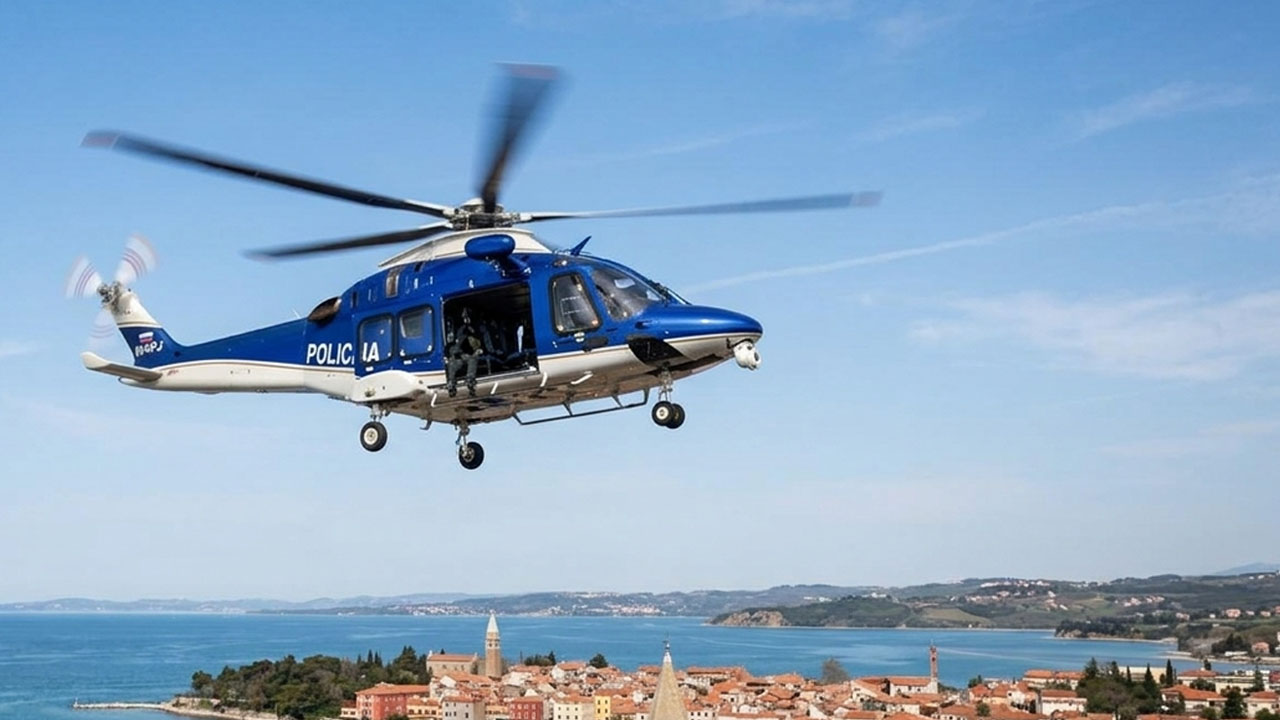 V iskanju storilcev med ropom v Izoli v zraku kroži policijski helikopter