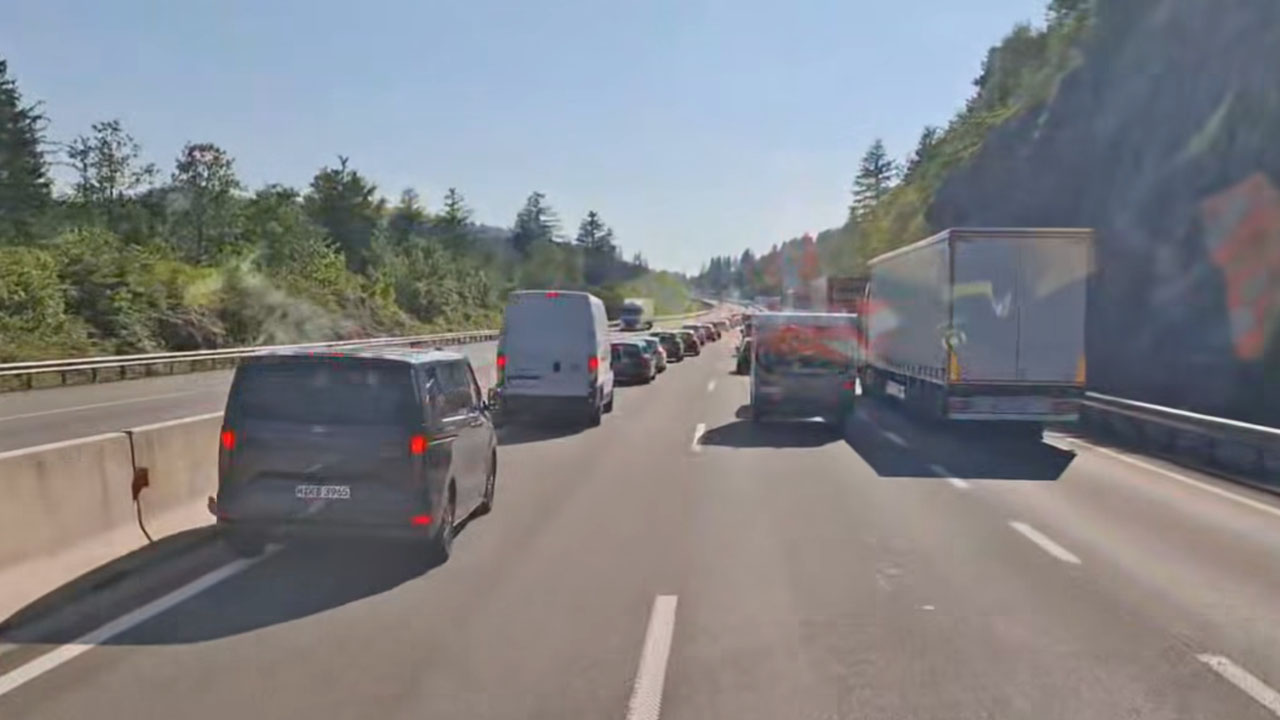 Gasilci iz PGD Rakek na reševalnem pasu med Uncem in Ravbarkomando