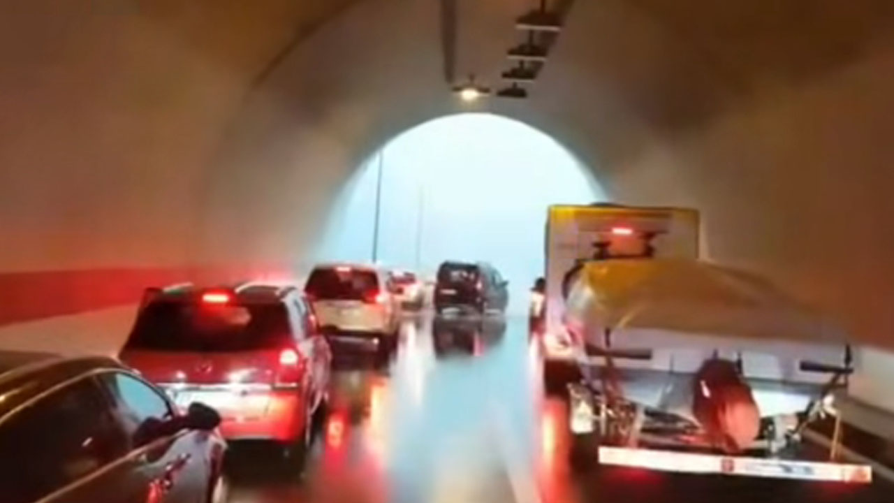 Vozniki ustavljali v predoru ob prihodu gasilcev, da bi se zavarovali pred točo