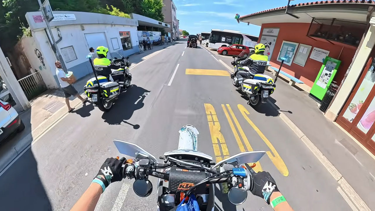 Motorist med dogodkom OneLife 2026 – Portorose to Porto po zadnjem kolesu peljal mimo policistov v Piranu