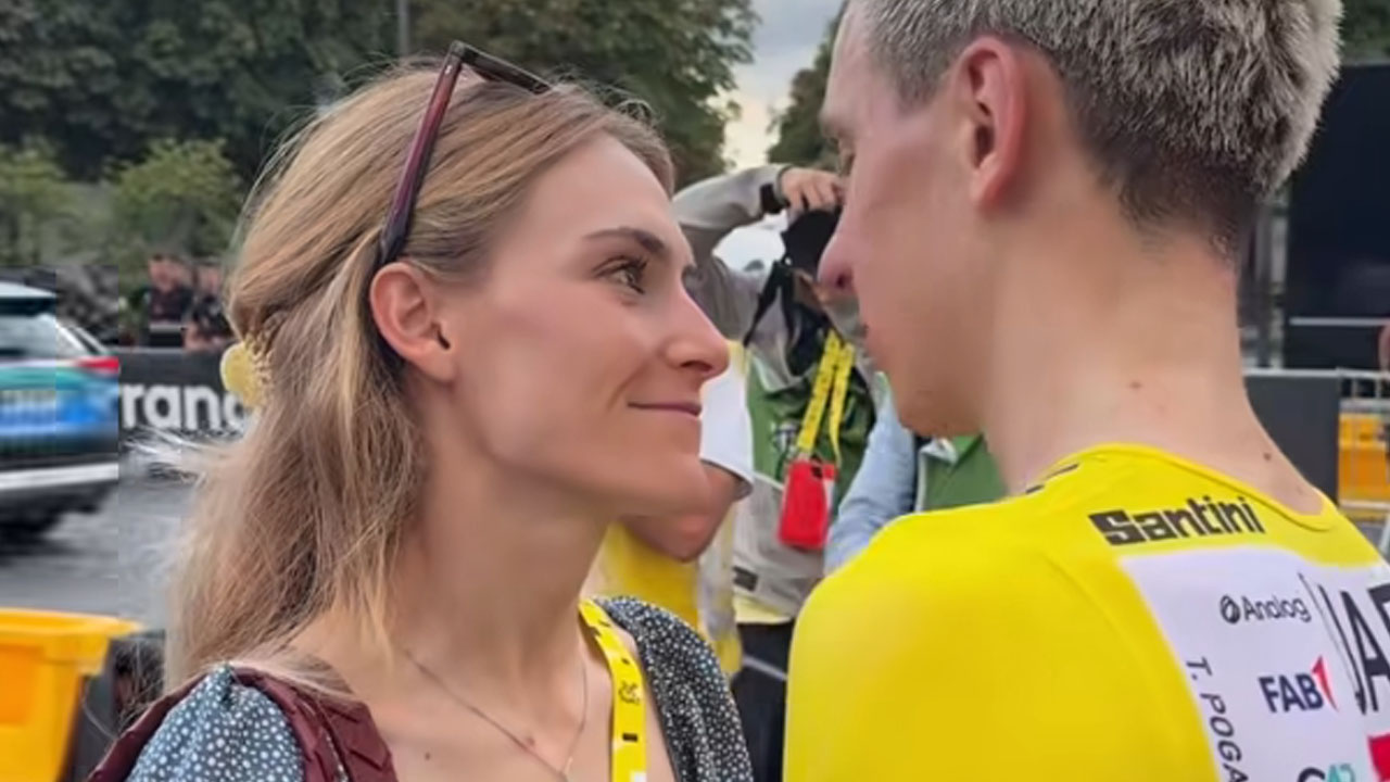 Tadej Pogačar in Urška Žigart po zmagi na Tour de France ganila navijače