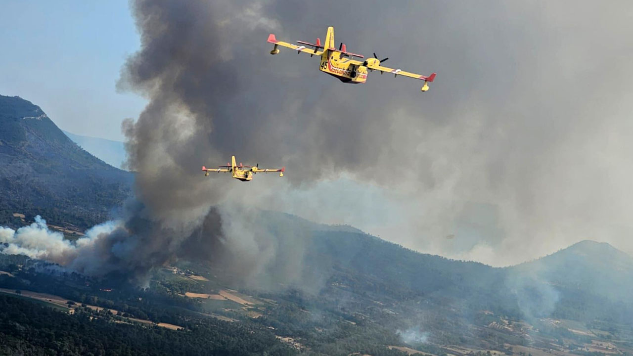 Hrvaški gasilci in piloti Canadairjev pomagajo pri gašenju velikega požara pri Bordeauxu v Franciji