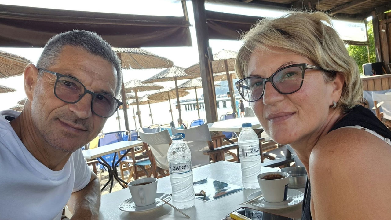 Potnika na letalu Ryanair po poškodbi okna skoraj posesalo iz kabine