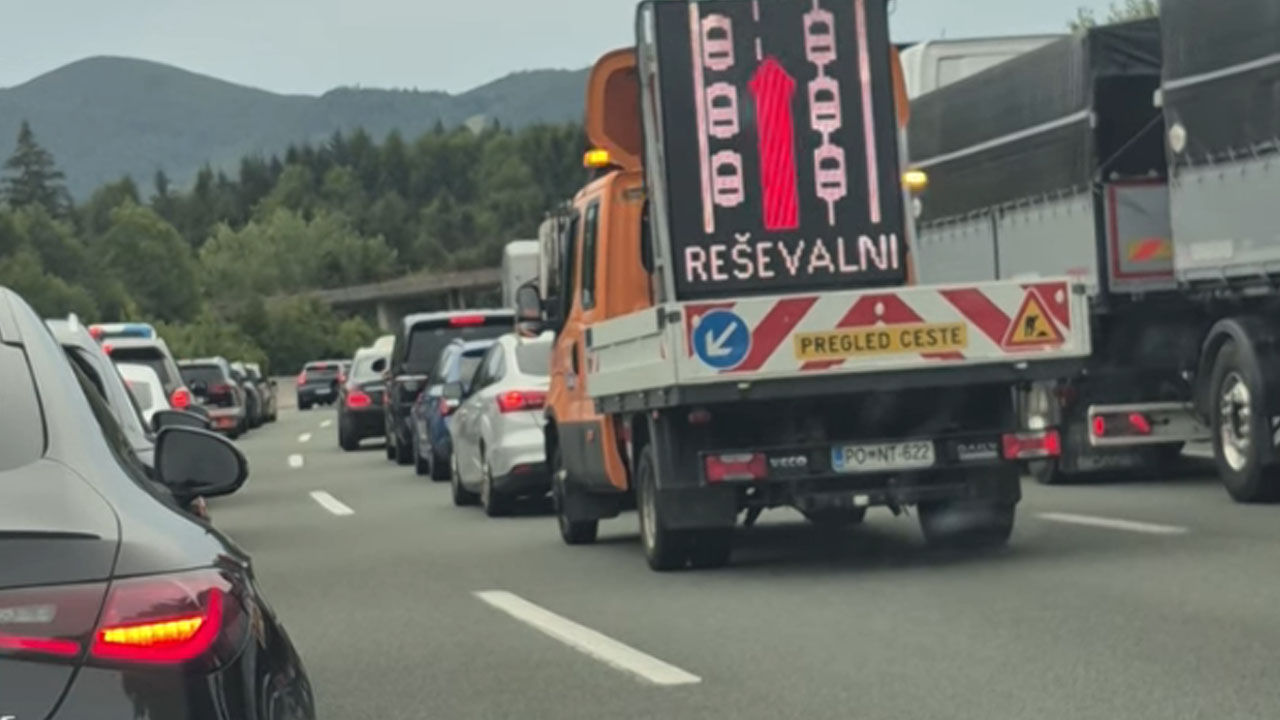 DARS vzdrževalno vozilo med zastojem obtičalo na delu s tremi prometnimi pasovi