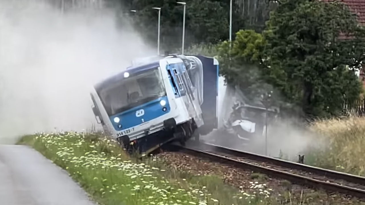 Silovit trk potniškega vlaka in tovornjaka na Češkem ujet na posnetku