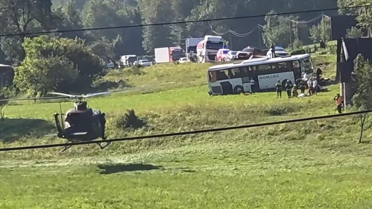 Huda prometna nesreča avtobusa na cesti Tolmin–Kobarid, na kraju pristal helikopter Slovenske vojske