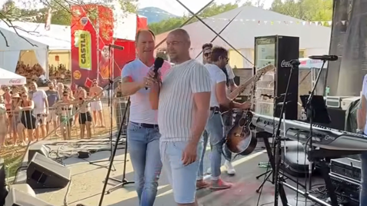 Med koncertom skupine Čuki na Festivalu Castle zaprosil izbranko za roko