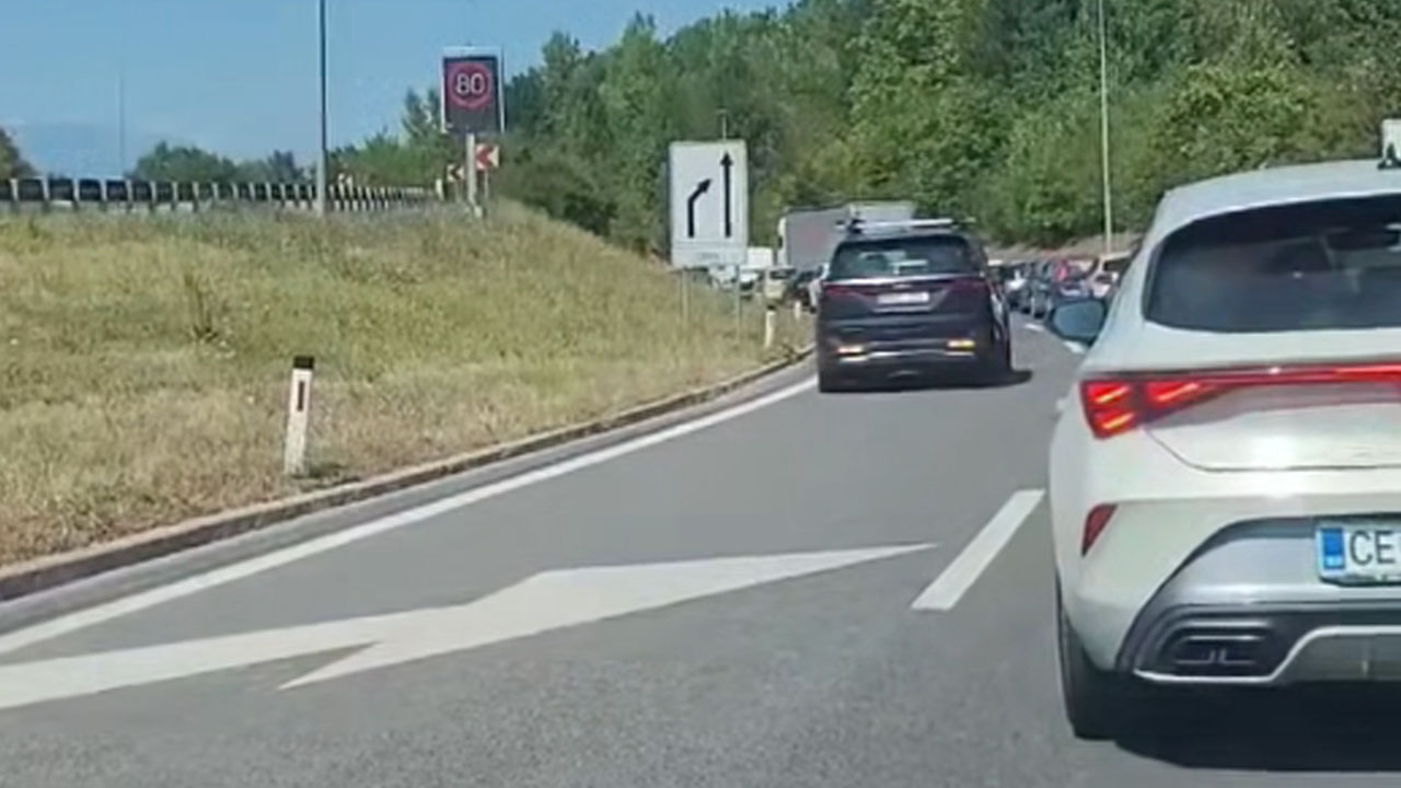 Voznik na razcepu Zadobrova med zastojem peljal vzvratno