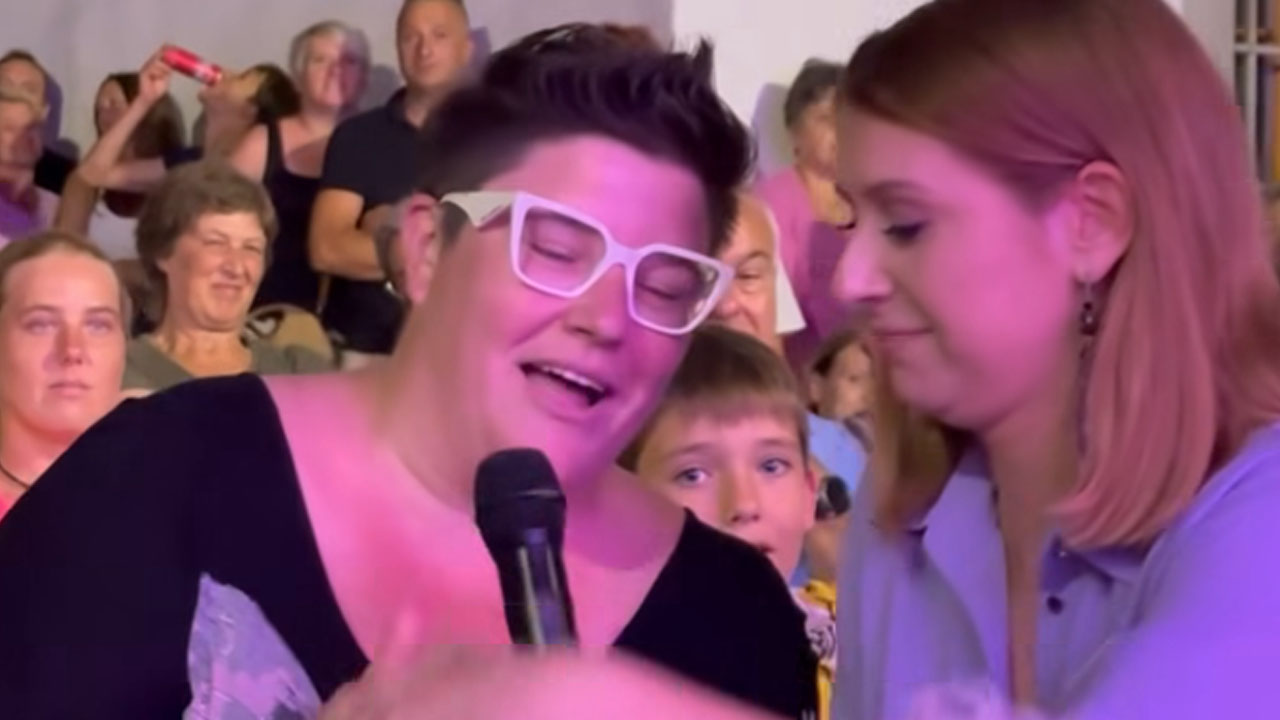 Eva Boto v Kobaridu očarana nad glasom obiskovalke Anje