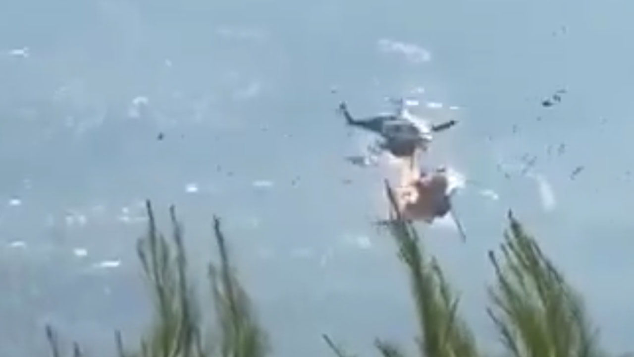 Trčenje dveh gasilskih helikopterjev med gašenjem požara v Grčiji