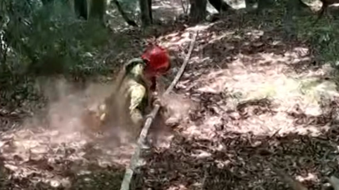 Prizori med požarom na Planji na Bovškem, gasilcem nevarno drsi