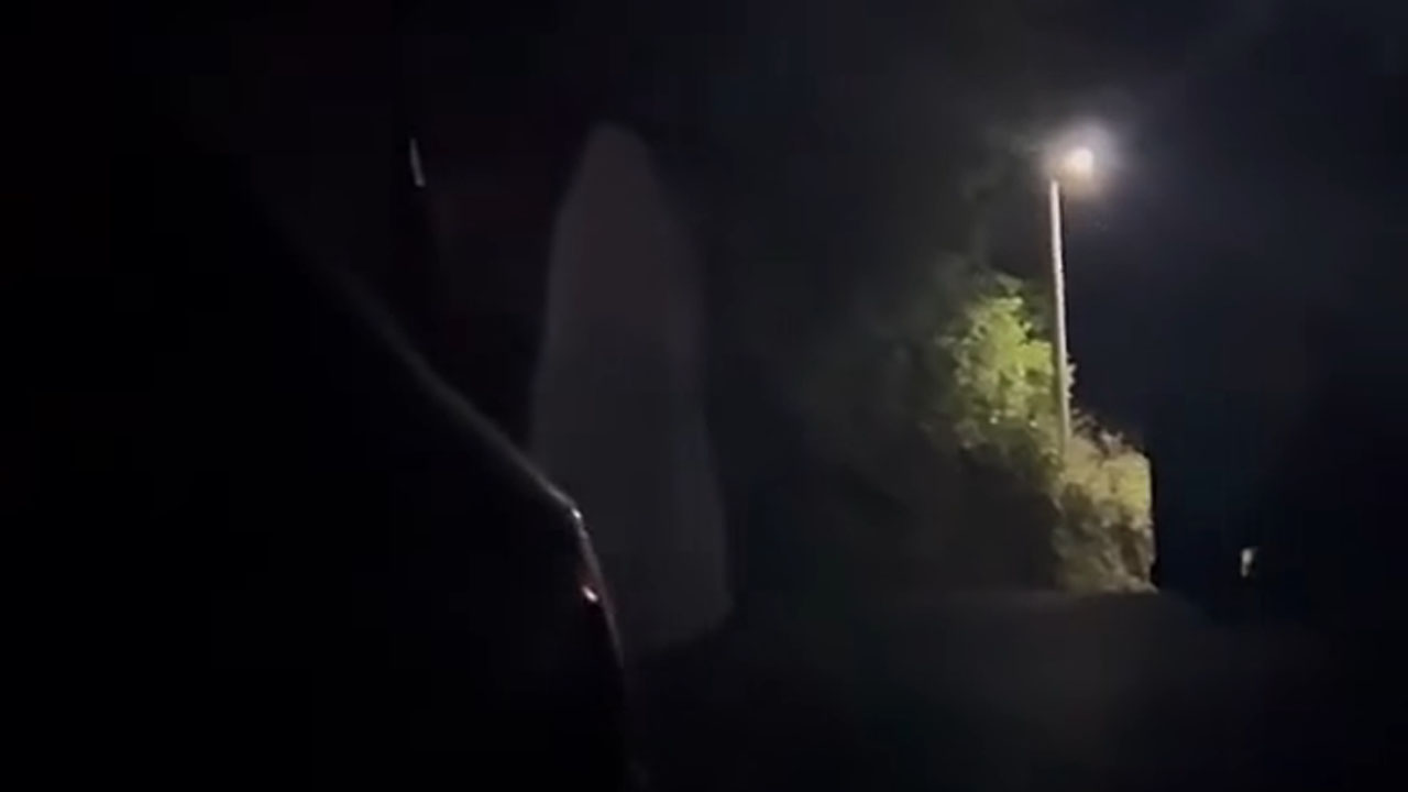 Skrivnostna bela postava ob cesti pri kraju Ukleto korito v bližini Skokov