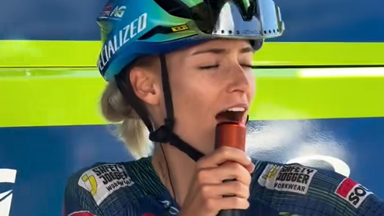 Urška Žigart pela v mikrofon pred začetkom šeste etape Tour de France
