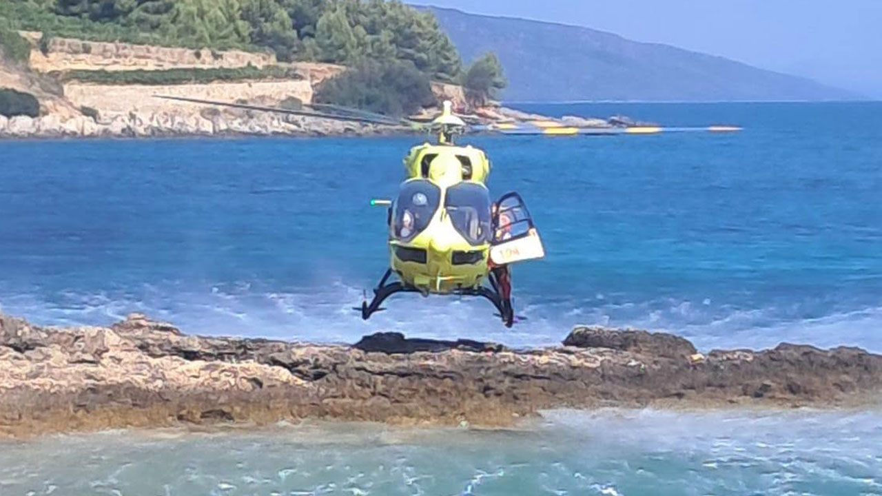 Pilot helikotperja na Hvaru med reševanjem lebdel nad skalami in morjem