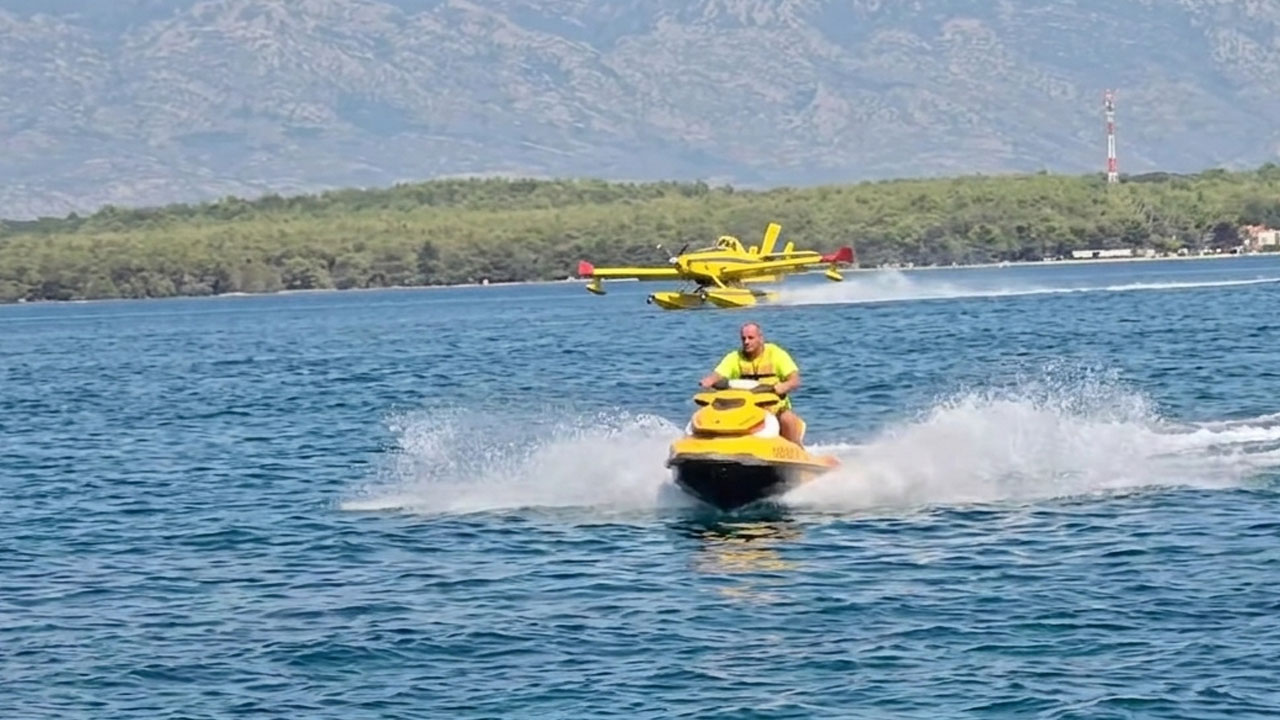Voznik vodnega skuterja večkrat zapeljal pred Air Tractorje