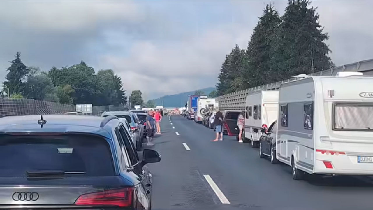 Ob jutranji nesreči pri Vrhniki ujeti v zastoju hodili po reševalnem pasu