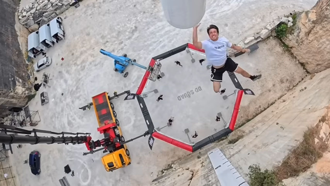 Akrobatska skupina Dunking Devils postavila nov svetovni rekord v najvišjem skoku na trampolinu