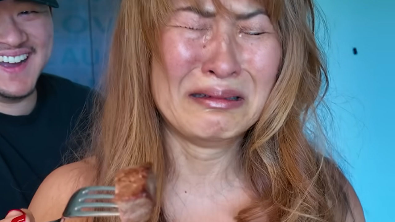 Veganka po 14 letih prvič poskusila meso, planila v jok