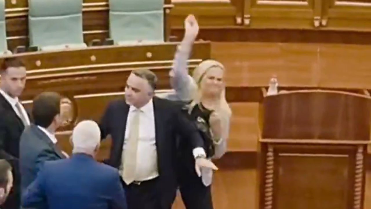 Kosovska poslanka Time Kadrijaj z jajci obmetavala Albina Kurtija