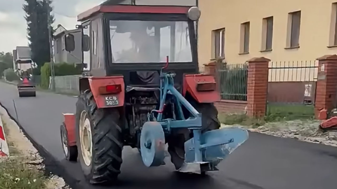 Kmet je s traktorjem in plugom preoral sveže položeni asfalt v Gliwicah