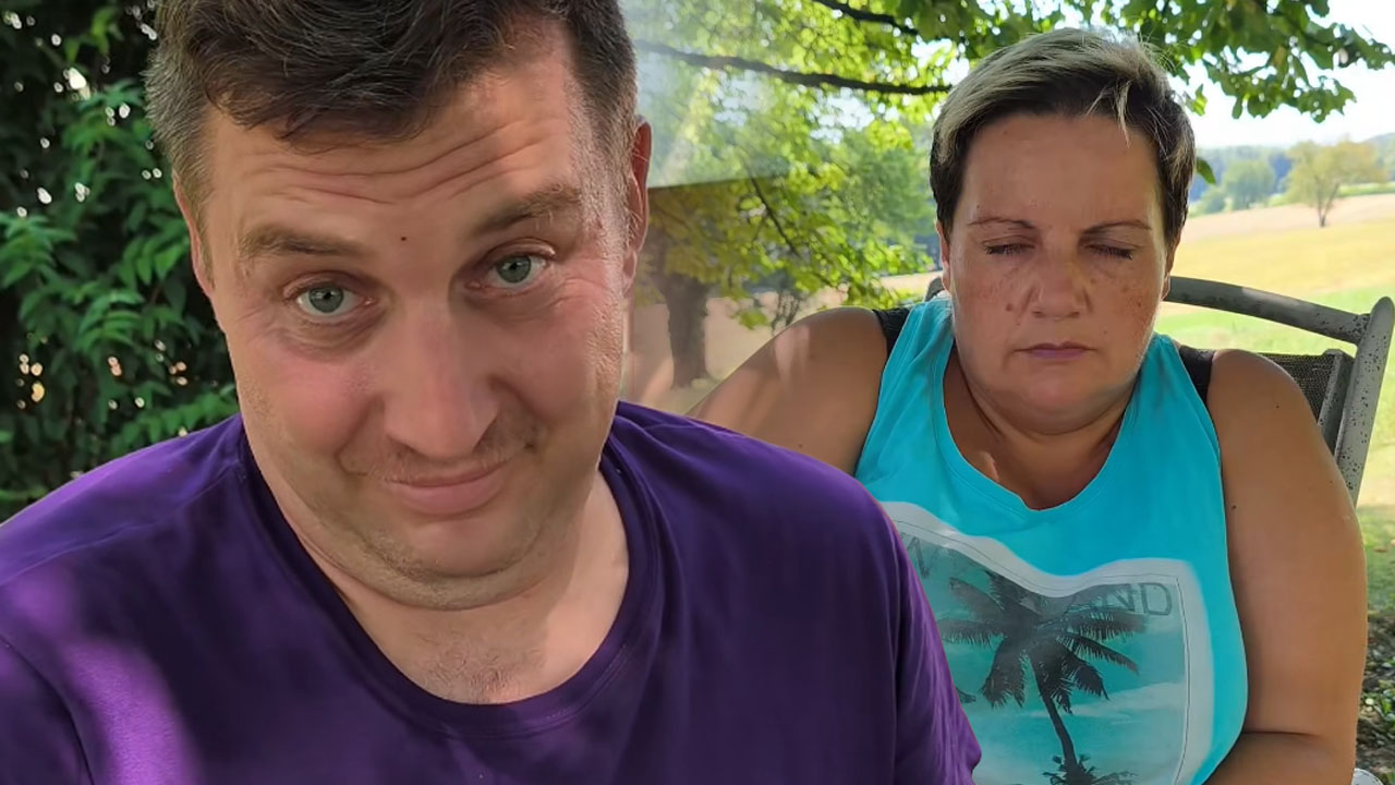 Matjaž Kosi in Simona Kosi nasmejala z nedeljskim kosilom