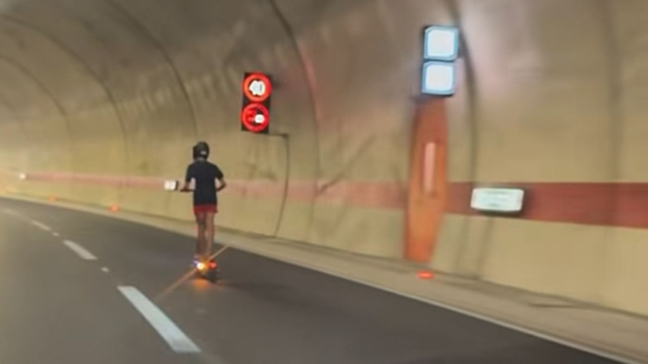 Mlajši voznik električnega skiroja vozil skozi predor na reški obvoznici
