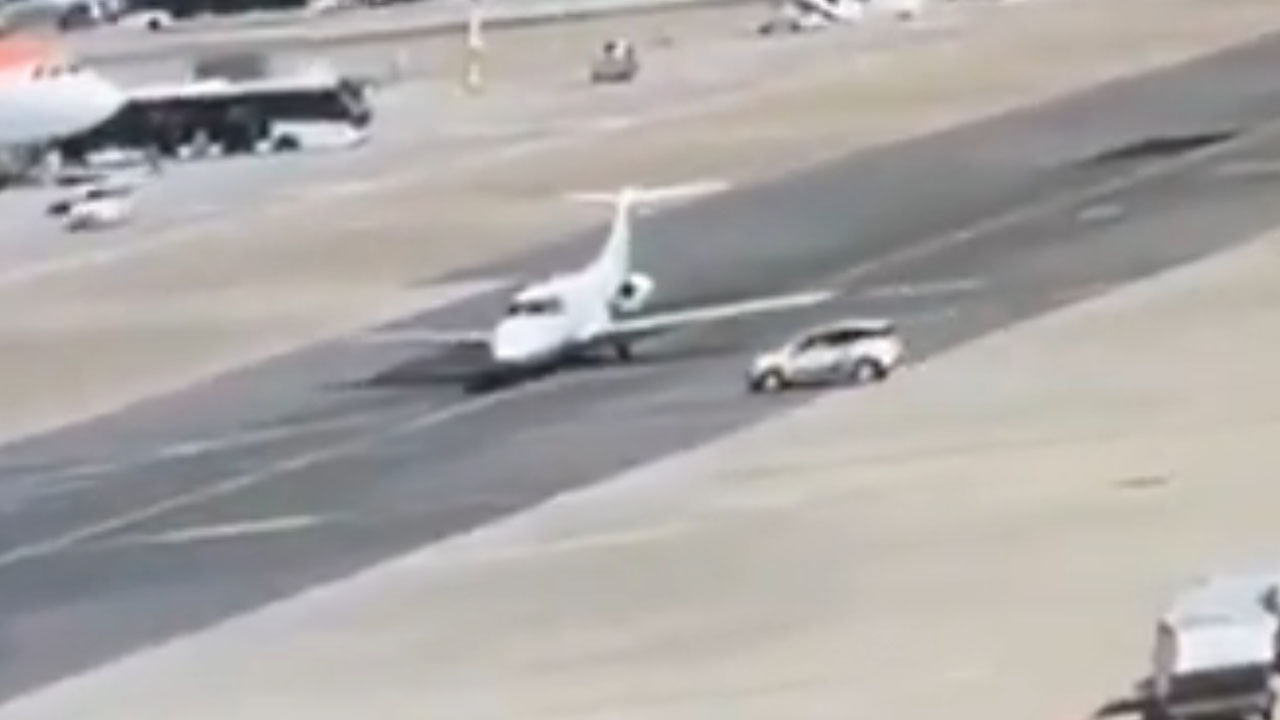 Posnetek vozila Fiat Panda, ki je na letališču v Milanu trčilo v letalo