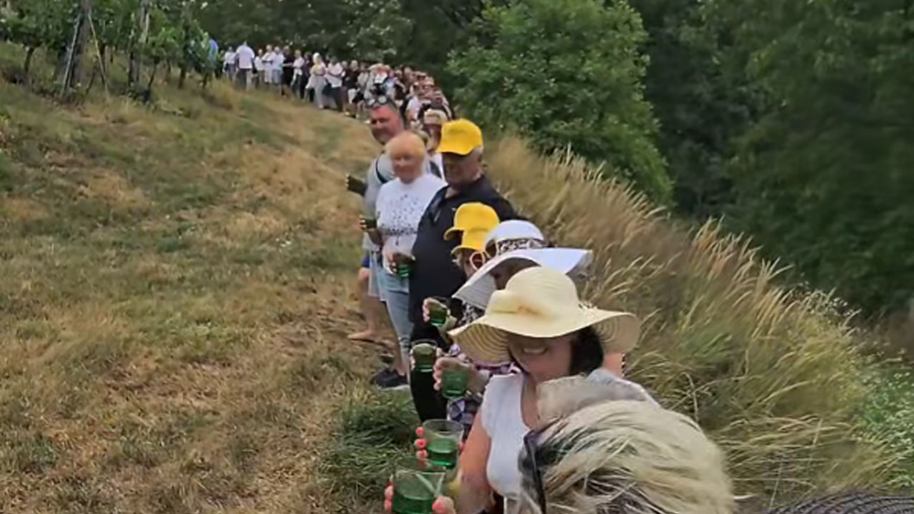 Slovenci v Malečniku poskušali podreti Guinnessov rekord z najdaljšo verigo zdravice s špricerjem