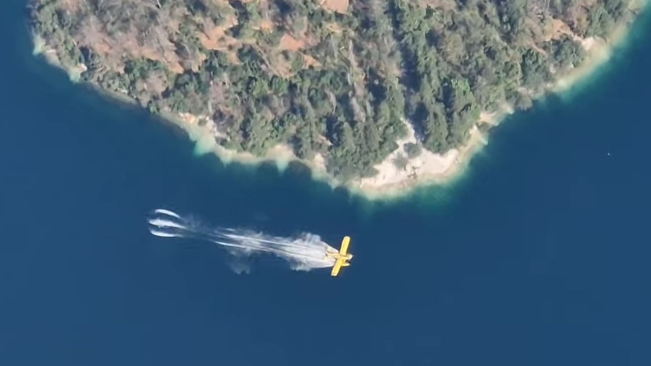 Air Tractorja med zajemanjem vode v Bohinjskem jezeru iz ptičje perspektive