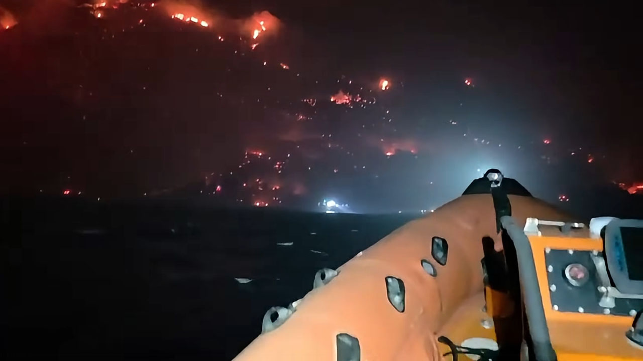 Med požarom v Omišu ujete ljudi reševali tudi s čolni