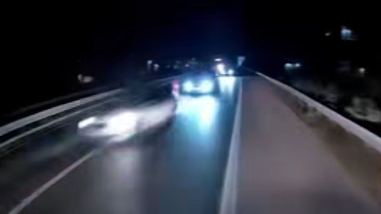 Grozljiv prizor na avtocesti A1 v BiH, proti tovornjaku peljala tri vozila