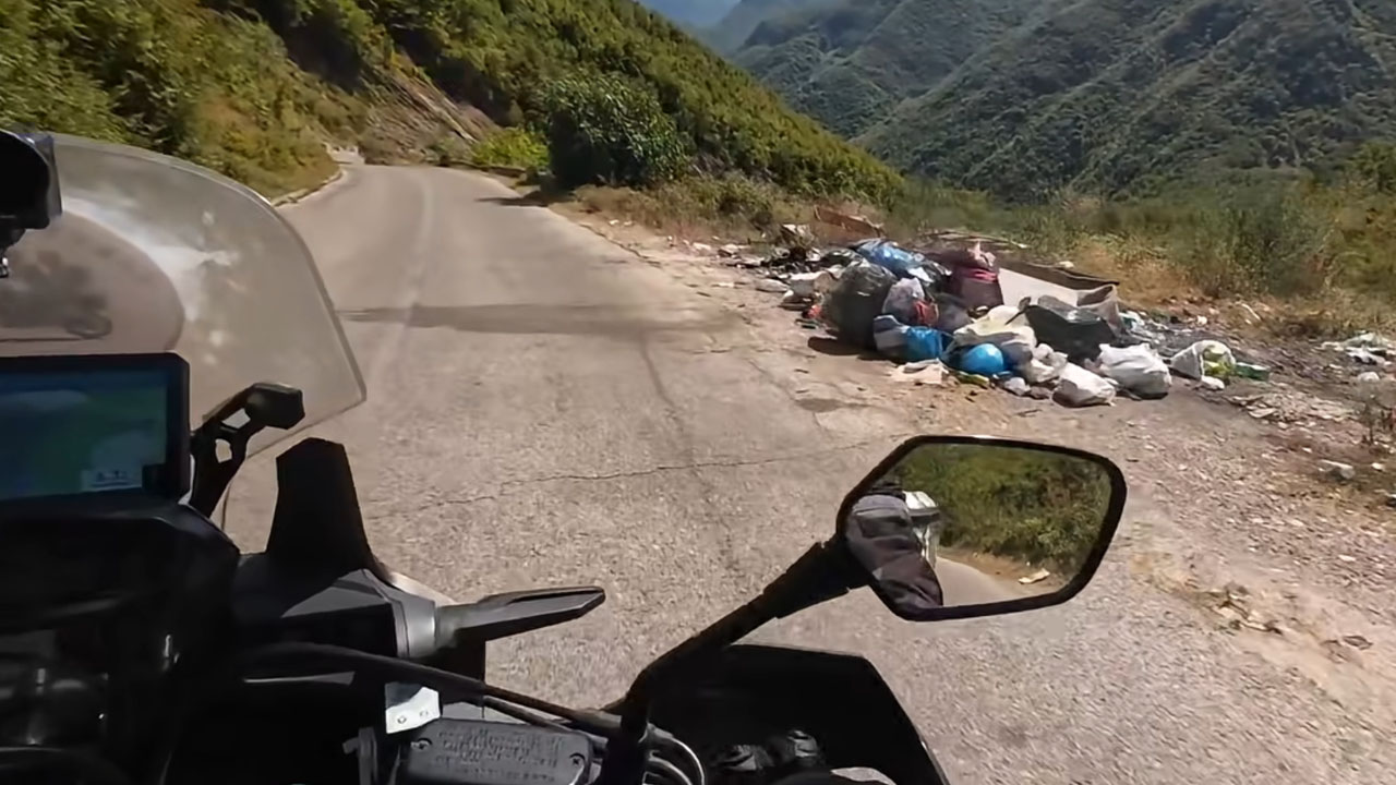 Hrvaški motorist naletel na kup smeti ob cesti, pogasil ogenj