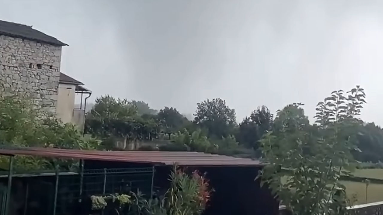 Posnetek tornada na območju Komna, močni sunki vetra ruvali drevesa