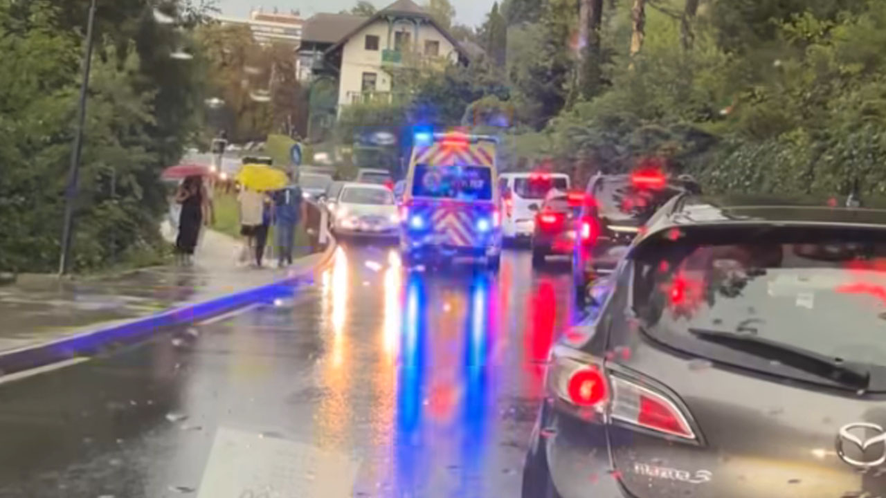 Reševalno vozilo na Bledu se težko prebija med kolono vozil