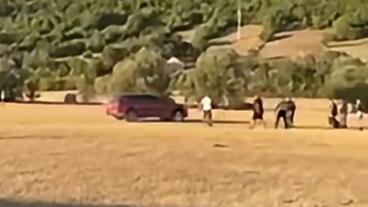 Voznik na konjskih dirkah z avtomobilom zapeljal v ljudi