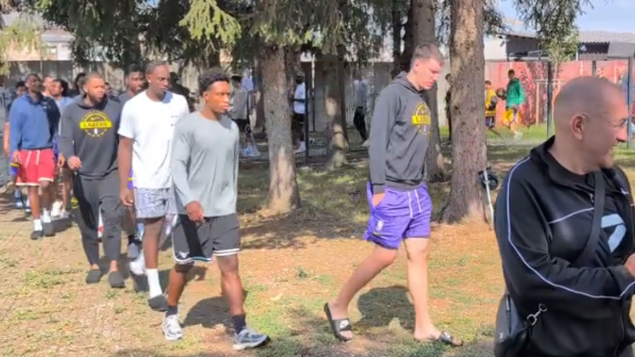 Košarkarji NBA ekipe Los Angeles Lakers obiskali košarkarsko igrišče v Savskem naselju