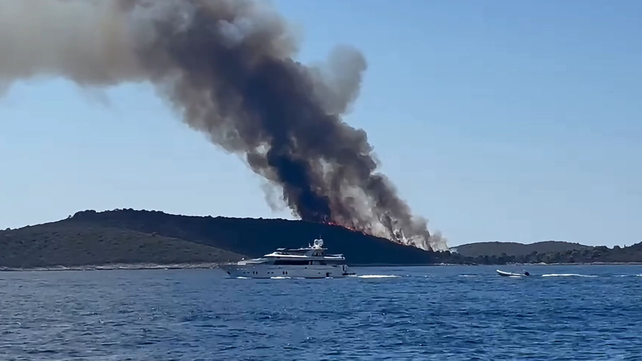 Obsežen požar na otoku Hvar gasili tudi kanaderji