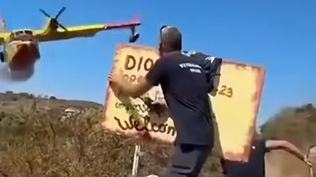 Kanader z nizkim preletom ob gasilcih med gašenjem ognja na otoku Hvar