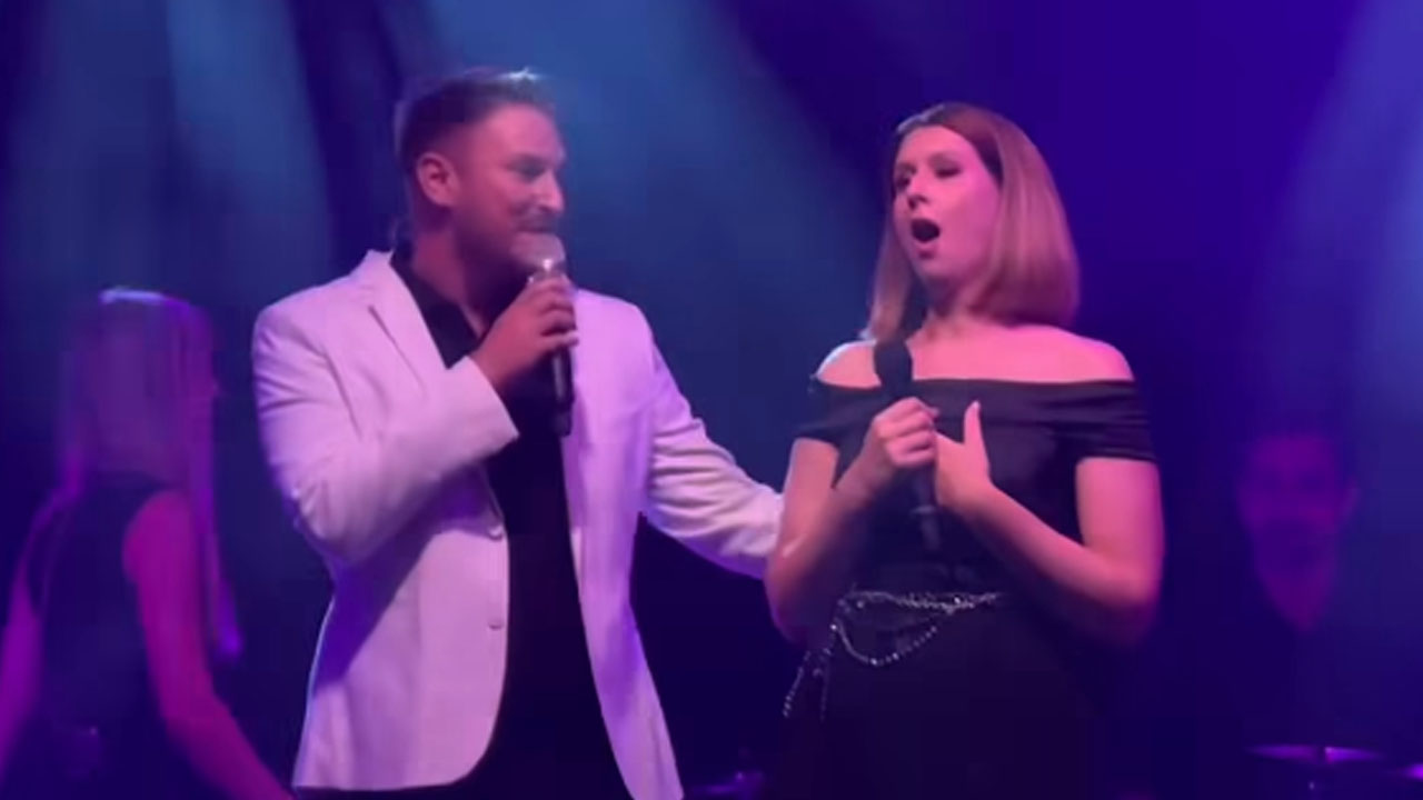 Gregor Ravnik med koncertom v Ribnici na odru ganil Evo Boto