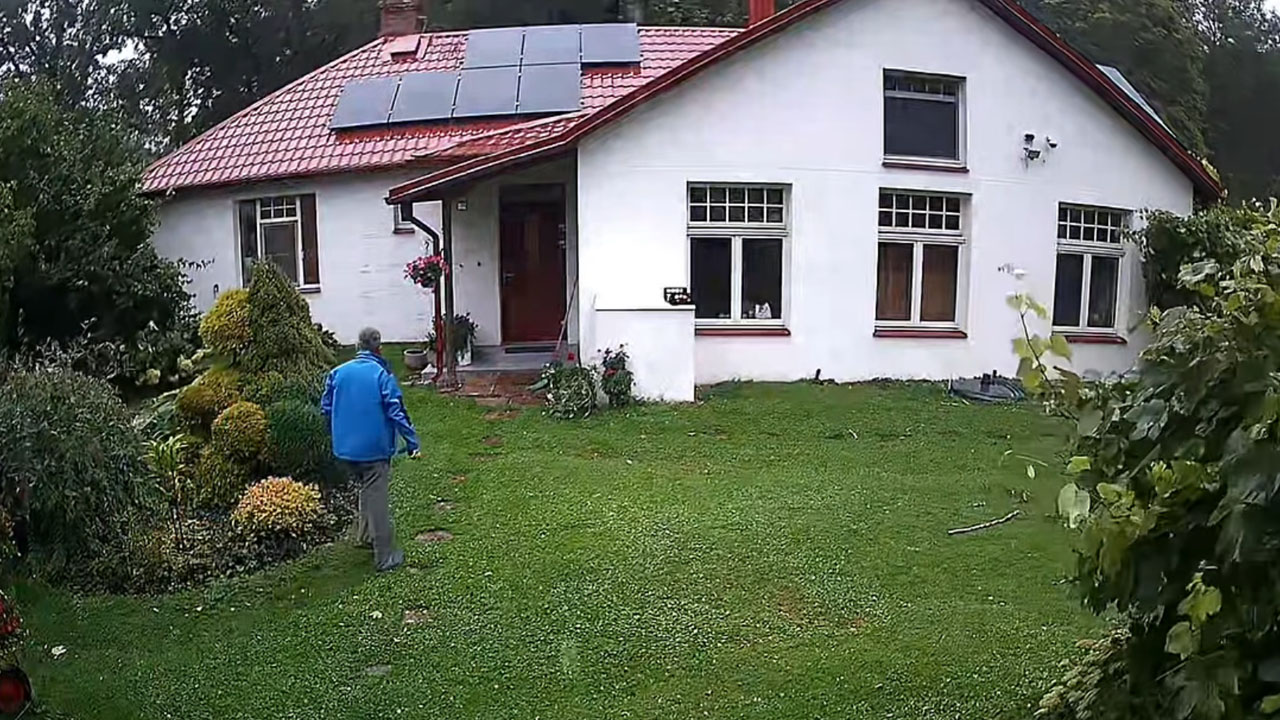 Moški iz mesta Bauska v Latviji se v zadnjih sekundah izogne padlemu drevesu