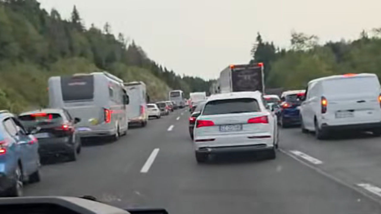 Vozniki med današnjo prometno nesrečo na primorski avtocesti, v kateri so tri osebe izgubile življenje